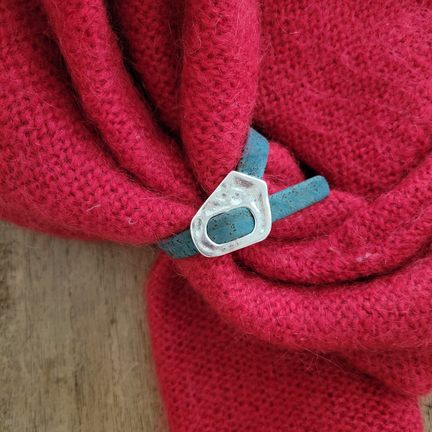 SAVOIE - Attache pour Châle/Foulard en faux suède