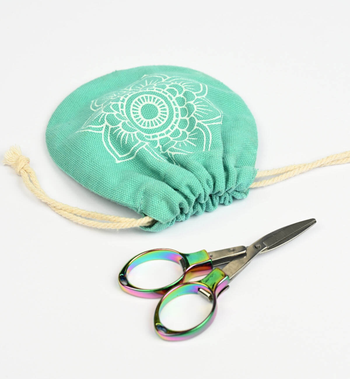 Collection Mindful - Ciseaux pliables dans un étui en tissu