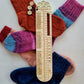 SAVOIE -  Règle multifonctions en bois pour bas/chaussettes "L'INDISPENSABLE BAS"